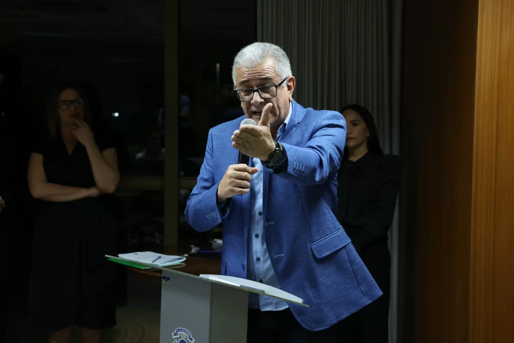 Jornalistas e autoridades celebram a posse da nova diretoria da Abrajet Tocantins 2025 na Assembleia Legislativa.