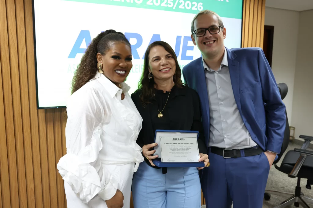 Jornalistas e autoridades celebram a posse da nova diretoria da Abrajet Tocantins 2025 na Assembleia Legislativa.