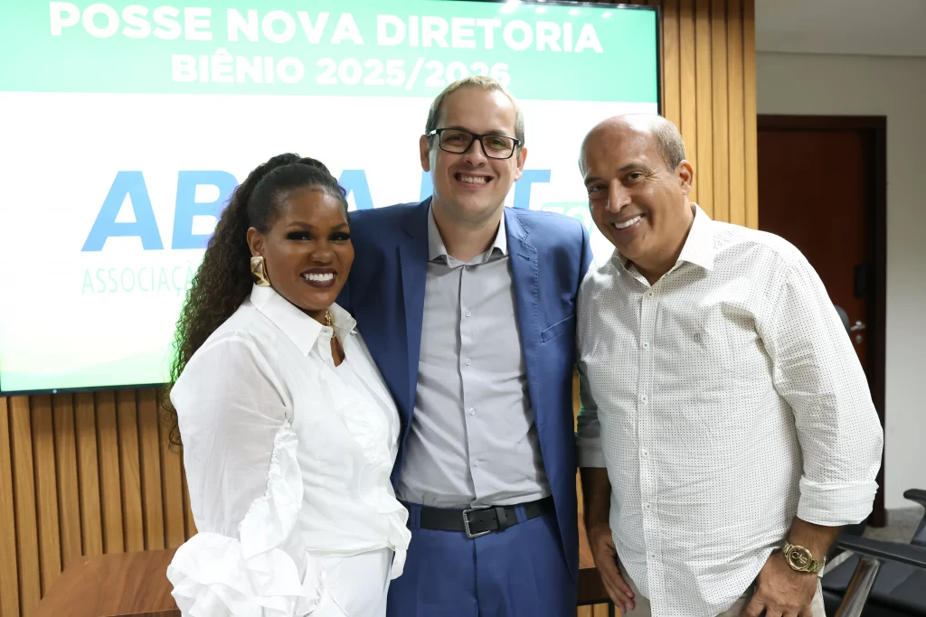 Jornalistas e autoridades celebram a posse da nova diretoria da Abrajet Tocantins 2025 na Assembleia Legislativa.