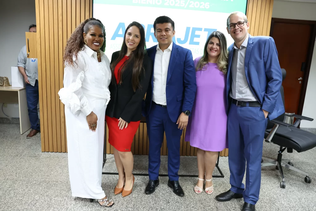 Jornalistas e autoridades celebram a posse da nova diretoria da Abrajet Tocantins 2025 na Assembleia Legislativa.