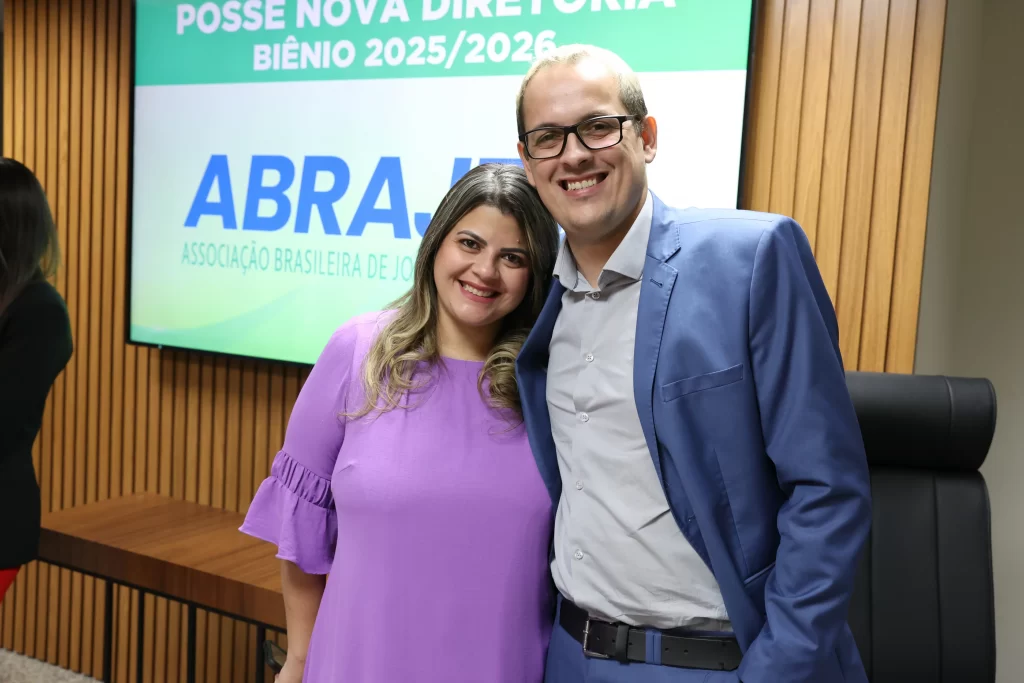 Jornalistas e autoridades celebram a posse da nova diretoria da Abrajet Tocantins 2025 na Assembleia Legislativa.