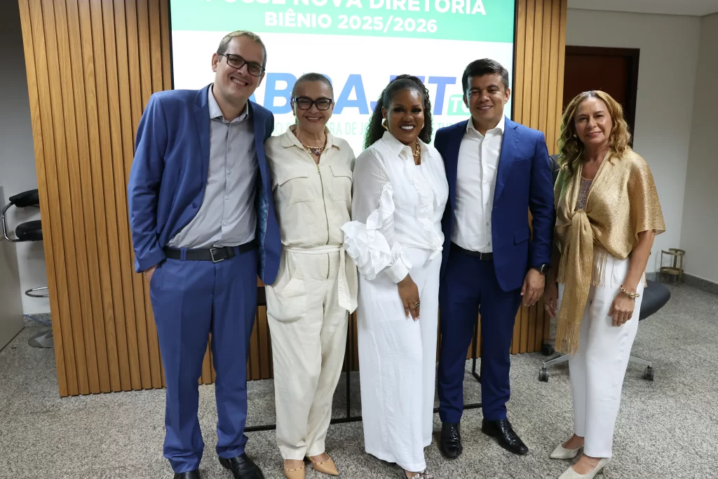 Jornalistas e autoridades celebram a posse da nova diretoria da Abrajet Tocantins 2025 na Assembleia Legislativa.