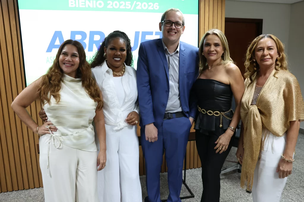 Jornalistas e autoridades celebram a posse da nova diretoria da Abrajet Tocantins 2025 na Assembleia Legislativa.