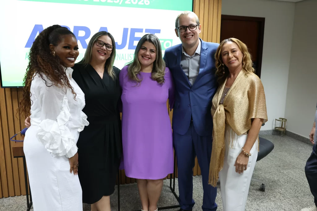 Jornalistas e autoridades celebram a posse da nova diretoria da Abrajet Tocantins 2025 na Assembleia Legislativa.