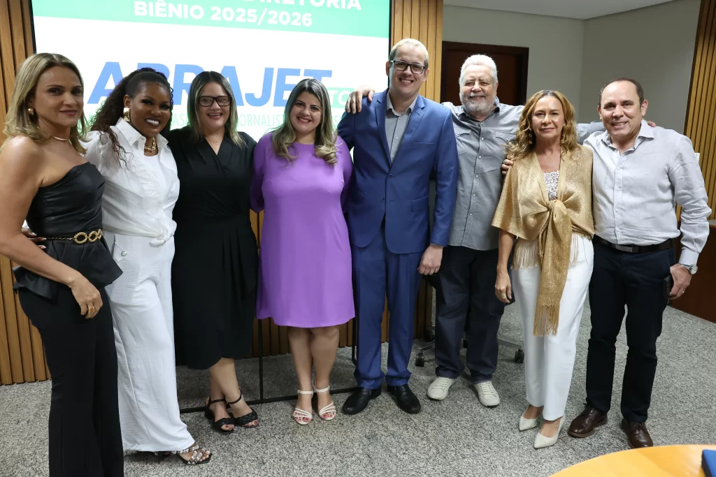 Jornalistas e autoridades celebram a posse da nova diretoria da Abrajet Tocantins 2025 na Assembleia Legislativa.