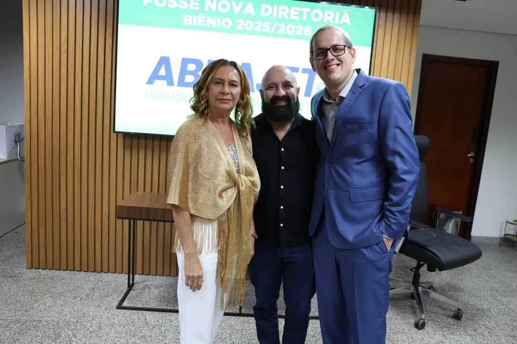Jornalistas e autoridades celebram a posse da nova diretoria da Abrajet Tocantins 2025 na Assembleia Legislativa.