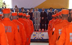 Governador Wanderlei Barbosa entrega veículos ao Corpo de Bombeiros do Tocantins durante formatura de novos militares.