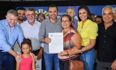 Governador Wanderlei Barbosa entrega título de propriedade a moradores do Jardim Aureny e Arses - Foto: Esequias Araujo/Governo do Tocantins