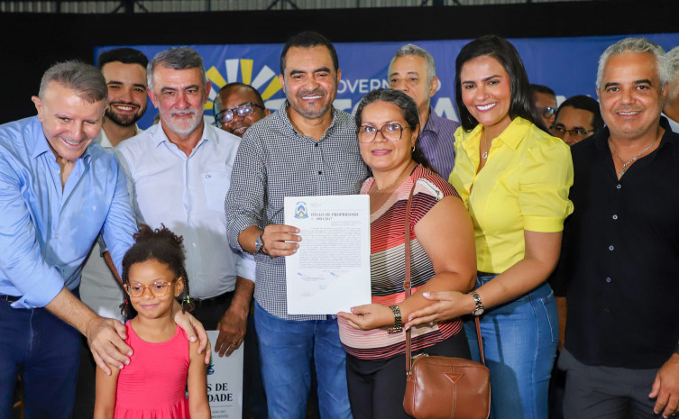 Governador Wanderlei Barbosa entrega título de propriedade a moradores do Jardim Aureny e Arses - Foto: Esequias Araujo/Governo do Tocantins