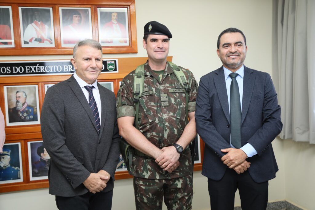 Prefeito de Palmas participa da entrega dos blindados Guarani 35