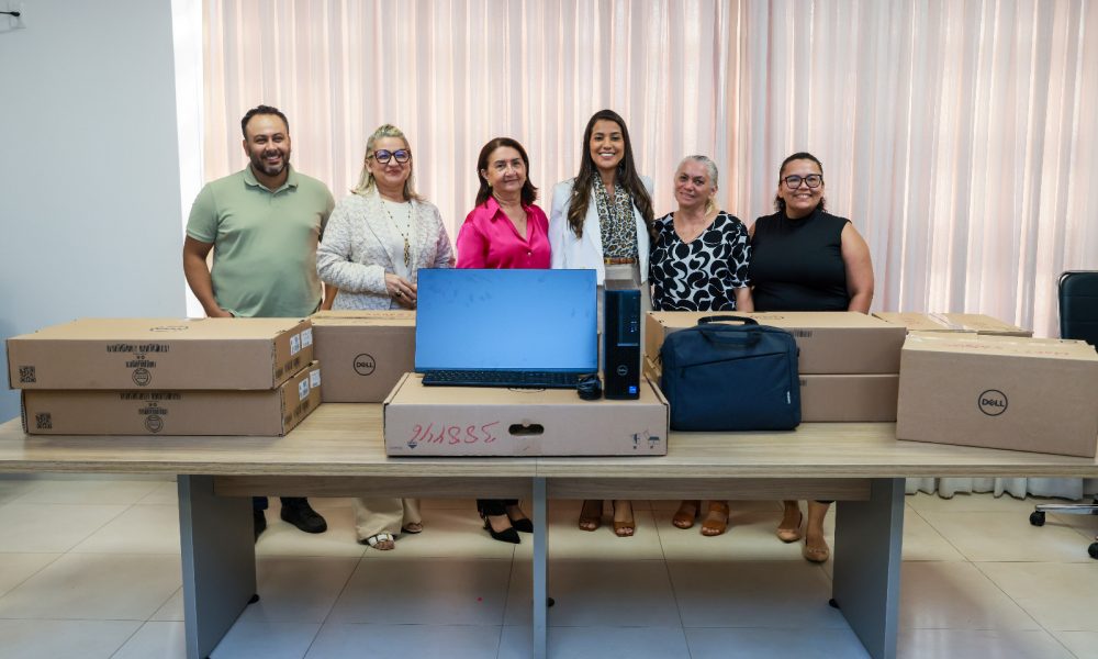 Computadores serão utilizados no acompanhamento do programa Bolsa Família na Secretaria Municipal de Educação – Foto: Lia Mara-Secom