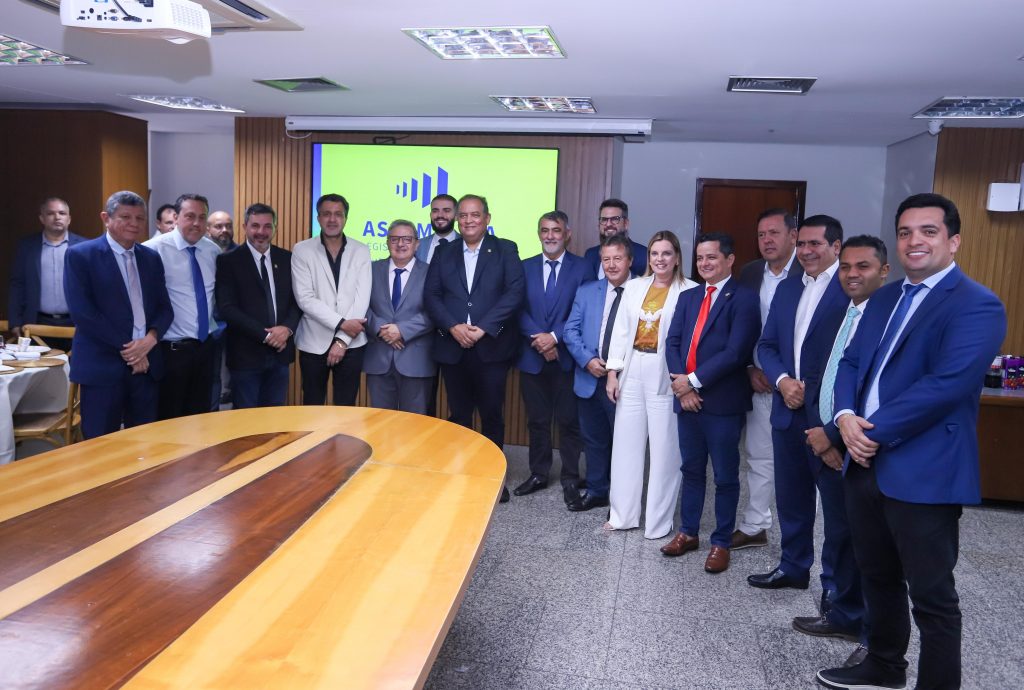 Em visita à Assembleia Legislativa, vice-presidente do Senador Eduardo Gomes reforça laços com parlamentares tocantinenses e é homenageado