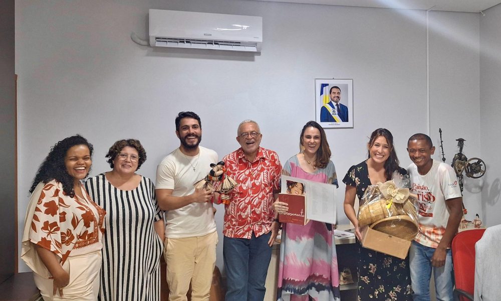 Atriz Itia no gabinete do secretario de cultura Tiao pinheiro