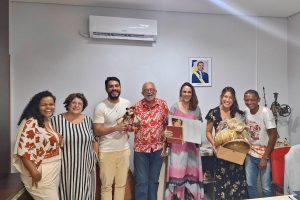 Atriz Itia no gabinete do secretario de cultura Tiao pinheiro