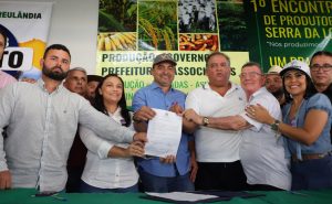 Governador Wanderlei Barbosa na assinatura das Ordens de Serviço para construção de pontes em Miracema - Foto: Marcio Vieira/Governo do Tocantins