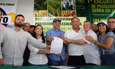 Governador Wanderlei Barbosa na assinatura das Ordens de Serviço para construção de pontes em Miracema - Foto: Marcio Vieira/Governo do Tocantins
