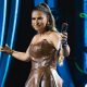 Simone cantora, vestindo uma roupa de couro marrom