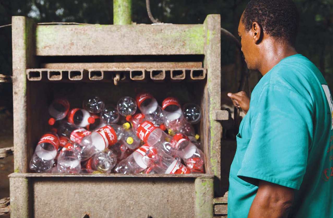Coca-Cola Bandeirantes realiza entrega de uniformes, EPIs e premiações para cooperativas parceiras do Projeto Recoopet 35 Projeto Reciclagem coca-cola