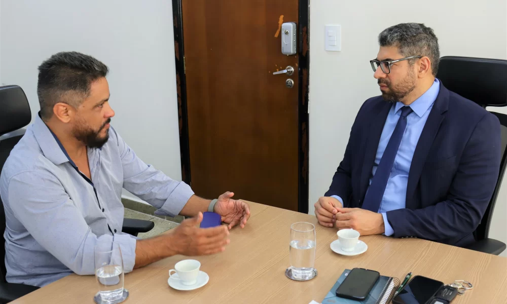 Secretário da Segurança Pública recebe superintendente da Abin em visita institucional.