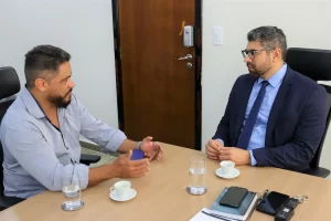 Secretário da Segurança Pública recebe superintendente da Abin em visita institucional.