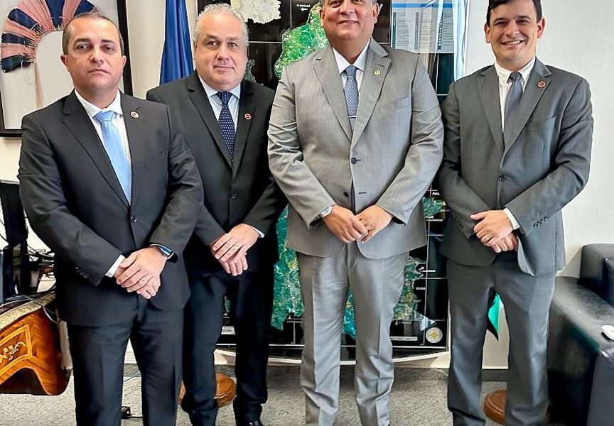 O senador Eduardo Gomes recebeu representantes do CRO-TO para discutir o PL 1365/2022, que trata da valorização da Odontologia e ampliação da saúde bucal no SUS!