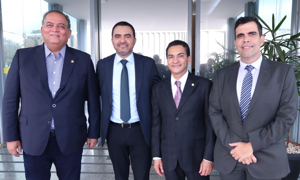 Vice-presidente do Senado, Eduardo Gomes cobra soluções urgentes para crise no Bico do Papagaio em reunião no Ministério dos Transportes