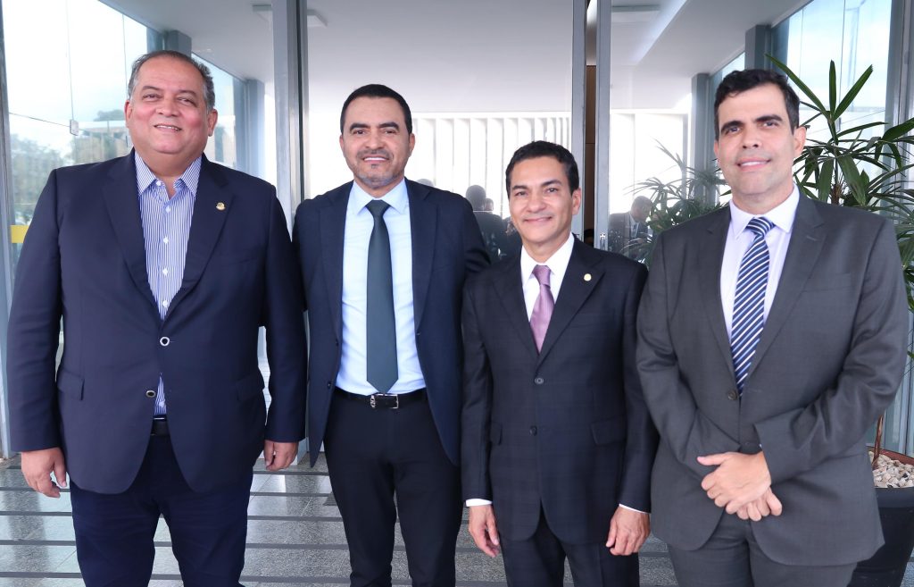 Vice-presidente do Senado, Eduardo Gomes cobra soluções urgentes para crise no Bico do Papagaio em reunião no Ministério dos Transportes