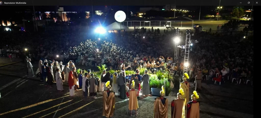 Paixão de Cristo emociona multidão em Palmas com espetáculo grandioso 38