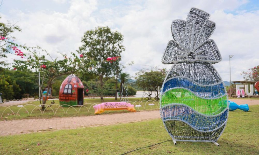 Decoração temática de Páscoa no Parque Cesamar, em Palmas, com ovo gigante iluminado e cenário lúdico