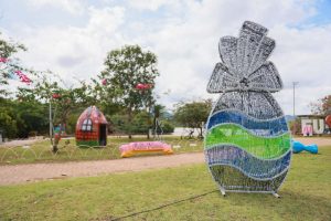 Decoração temática de Páscoa no Parque Cesamar, em Palmas, com ovo gigante iluminado e cenário lúdico