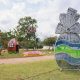 Decoração temática de Páscoa no Parque Cesamar, em Palmas, com ovo gigante iluminado e cenário lúdico