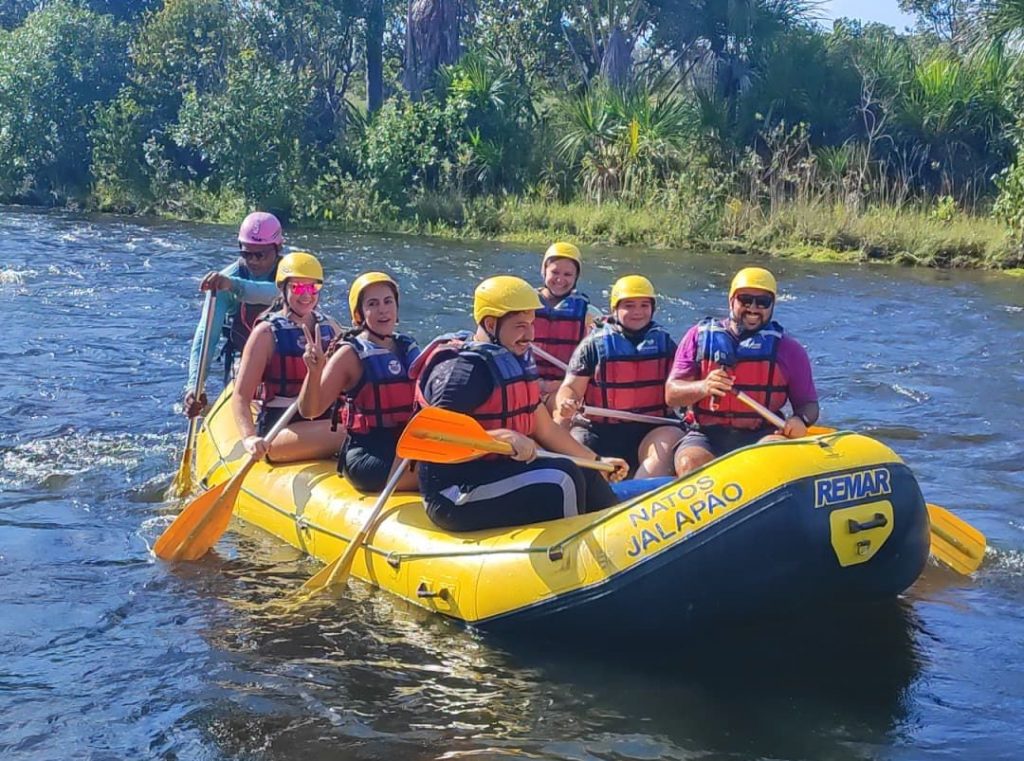 Andando de boia no rio 
