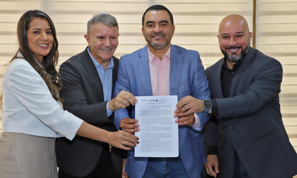 overnador Wanderlei Barbosa assina o termo de adesão de Palmas ao Profe, ao lado do secretário-executivo da Educação, Edinho Fernandes, e do prefeito Eduardo Siqueira Campos - Foto: Antonio Gonçalves/Governo do Tocantins