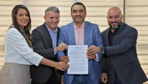 overnador Wanderlei Barbosa assina o termo de adesão de Palmas ao Profe, ao lado do secretário-executivo da Educação, Edinho Fernandes, e do prefeito Eduardo Siqueira Campos - Foto: Antonio Gonçalves/Governo do Tocantins