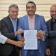 overnador Wanderlei Barbosa assina o termo de adesão de Palmas ao Profe, ao lado do secretário-executivo da Educação, Edinho Fernandes, e do prefeito Eduardo Siqueira Campos - Foto: Antonio Gonçalves/Governo do Tocantins