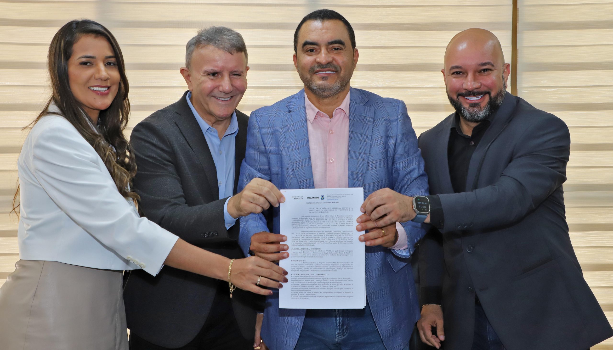 Governador Wanderlei Barbosa assina Termo de Adesão que integra a cidade de Palmas ao Profe 35 overnador Wanderlei Barbosa assina o termo de adesão de Palmas ao Profe, ao lado do secretário-executivo da Educação, Edinho Fernandes, e do prefeito Eduardo Siqueira Campos - Foto: Antonio Gonçalves/Governo do Tocantins