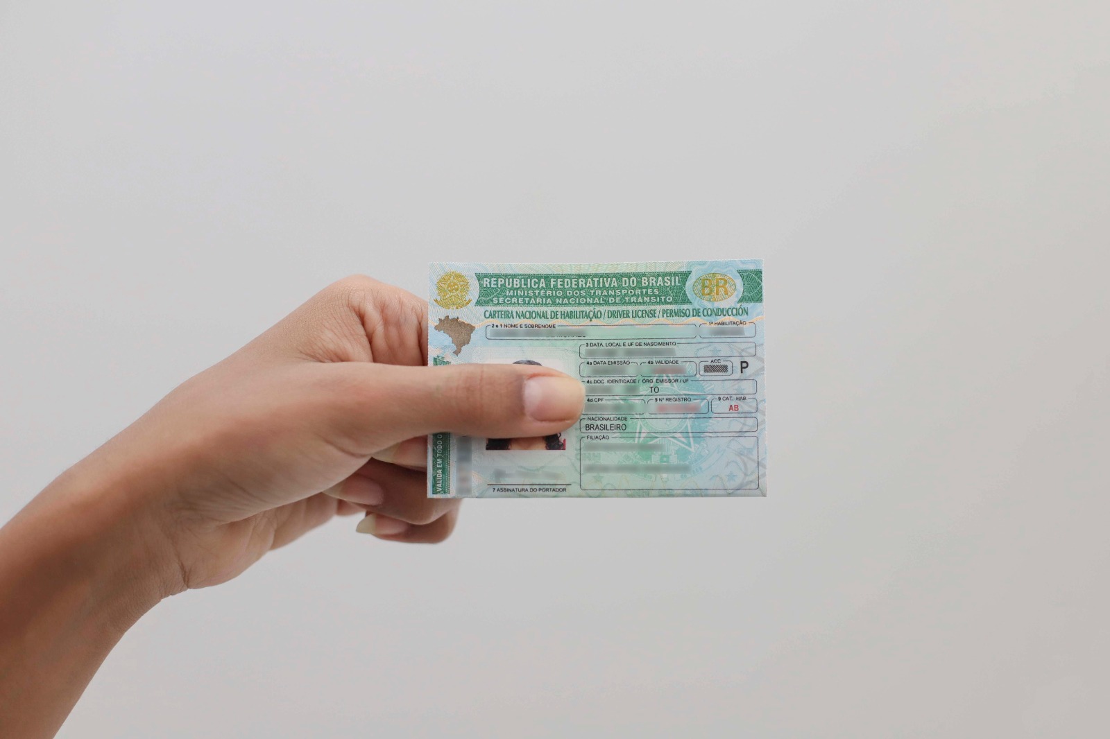 Detran/TO esclarece dúvidas sobre o documento de identidade para emissão da habilitação Documento deve atender à algumas exigências, como o prazo de validade e estado de conservação, com foto legível Por Gabriel Moraes / Governo do Tocantins O Governo do Tocantins, por meio do Departamento Estadual de Trânsito do Tocantins (Detran/TO), informa aos condutores que desejam realizar a emissão da primeira Carteira Nacional de Trânsito (CNH), renovar o documento, fazer a adição ou mudança de categoria, trocar para a definitiva ou alterar dados na habilitação, que devem apresentar o documento de identidade dentro do prazo de validade. O documento de identidade deve conter o número do Cadastro de Pessoa Física (CPF) e Registro Geral (RG), nome do pai e da mãe, data de nascimento e assinatura. Além disso, os usuários precisam manter o cuidado com o estado de conservação do documento, a fotografia deve estar compatível com o condutor no atual momento. O órgão esclarece que essas exigências atendem as determinações do Decreto nº 10.977/2022 do Governo Federal (https://www.planalto.gov.br/ccivil_03/_ato2019-2022/2022/decreto/d10977.htm), que estabelece os prazos de validade da Carteira Nacional de Identidade (CNI) e as demais conformidades do documento. Carteira Nacional de Identidade (CNI) Os prazos da CNI são: Até 12 anos de idade incompletos- documento válido por 5 anos; De 12 anos até 60 anos- documento válido por 10 anos; Acima de 60 anos - o documento tem validade indeterminada. Validade do Modelo Antigo O decreto também estabelece que os modelos antigos de identidade ainda são válidos. A identidade anterior tem, normalmente, dez anos de validade, contados a partir da data de emissão do documento. Cabe ao condutor verificar essa informação na identidade para saber se ela está dentro do prazo de validade. Núcleo de identificação O Detran/TO possui um Núcleo de Identificação para a emissão do documento na sede, em Palmas, e na Ciretran de Araguaína. O serviço funciona por agendamento, que deve ser feito pelo Portal de Serviços do Governo do Estado. (https://servicos.to.gov.br/servico_detalhado.aspx?cod_assunto_documento_tipo=8410) Outros documentos de identidade para emissão da CNH Outros documentos podem ser apresentados como identidade para a emissão da CNH, dentro de algumas exigências. 1. Registro Nacional de Estrangeiro (RNE) ou Carteira de Registro Nacional Migratório (CRNM) Para estrangeiros com RNE vencido com classificação permanente, portador de deficiência física ou que tenha completado 60 anos de idade até a data do vencimento do RNE (lei 9.505, de 1997), deverá solicitar novo documento com validade indeterminada, cuja emissão é gratuita junto ao Departamento de Polícia Federal. 2. Carteira de Trabalho e Previdência Social Não serão aceitas carteiras de trabalho digital, uma vez que esta versão não se equipara a documentos de identificação de civis, conforme o art. 2 da lei 12.307/2009 3. CNH com foto Mesmo fora do prazo de validade, a CNH antiga serve como identidade por se tratar de um documento expedido pelo órgão de trânsito e sua validade fazer referência aos exames de aptidão física e mental, exigidos para a expedição de um novo documento, conforme art. 159, lei 9503/75. Para transferência de UF, será exigido outro documento de identidade 4. CNH digital Será aceita mediante a verificação do aplicativo desenvolvido e na forma de emissão em PDF (com QR Code, frente e verso) 5. Carteiras expedidas pelos órgãos fiscalizadores de exercício profissional (OAB, CRP, CRM, CREA, entre outros) As carteiras de identidade de advogados sem chip são válidas até a data de vencimento. A partir desta data, devem ser apresentadas aquelas com chip, conforme art. 1º, resolução 01/2009, da CFOAB 6. Carteiras funcionais de Magistrados (Ministros, juízes e desembargadores) 7. Carteira Expedida pelas Forças Armadas 8. Carteira funcional de promotores e procuradores do Ministério Público 9. Carteira expedida pelos Comandos Militares e Bombeiros Militar 10. Passaporte Brasileiro 11. Certificado de Reservista ou Dispensa da Corporação (Contendo foto) 35