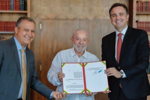 Lula segura decreto do Propag ao lado de Rui Costa e Rodrigo Pacheco.