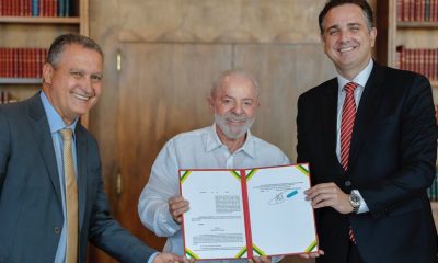 Lula segura decreto do Propag ao lado de Rui Costa e Rodrigo Pacheco.