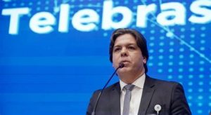 novo ministro das Comunicações, Frederico de Siqueira Filho, ao lado do presidente Luiz Inácio Lula da Silva durante a cerimônia de posse realizada no Palácio do Planalto em 24 de abril de 2025. ​ Serviços e Informações do Brasil A imagem foi capturada pelo fotógrafo oficial da Presidência da República, Ricardo Stuckert, e está disponível no portal da Agência Brasil. Você pode utilizá-la em seu portal com os devidos créditos.​