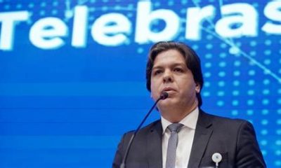 novo ministro das Comunicações, Frederico de Siqueira Filho, ao lado do presidente Luiz Inácio Lula da Silva durante a cerimônia de posse realizada no Palácio do Planalto em 24 de abril de 2025. ​ Serviços e Informações do Brasil A imagem foi capturada pelo fotógrafo oficial da Presidência da República, Ricardo Stuckert, e está disponível no portal da Agência Brasil. Você pode utilizá-la em seu portal com os devidos créditos.​