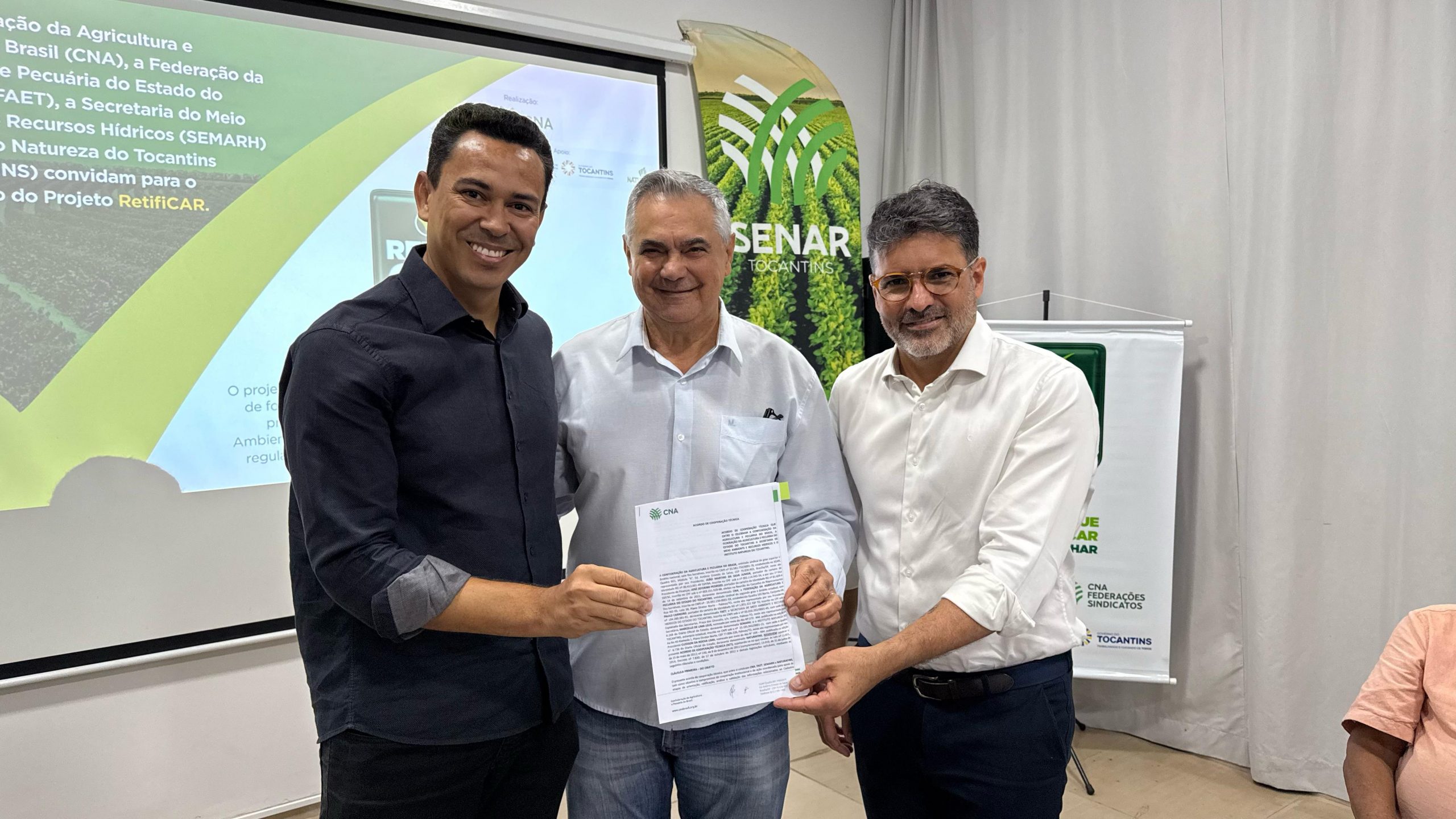 Tocantins firma parceria para regularização ambiental 35 (E) Representante do CNA, Jaine Cubas, (CE) presidente do Naturatins, Cledson Lima, (CD) presidente da FAET, Paulo Carneiro e (D) secretário do Meio Ambiente, Marcello Lelis