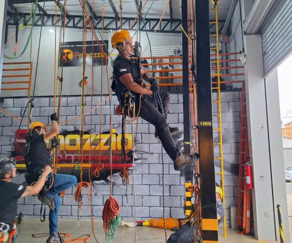 Treinamento de trabalho em altura, do Senai.