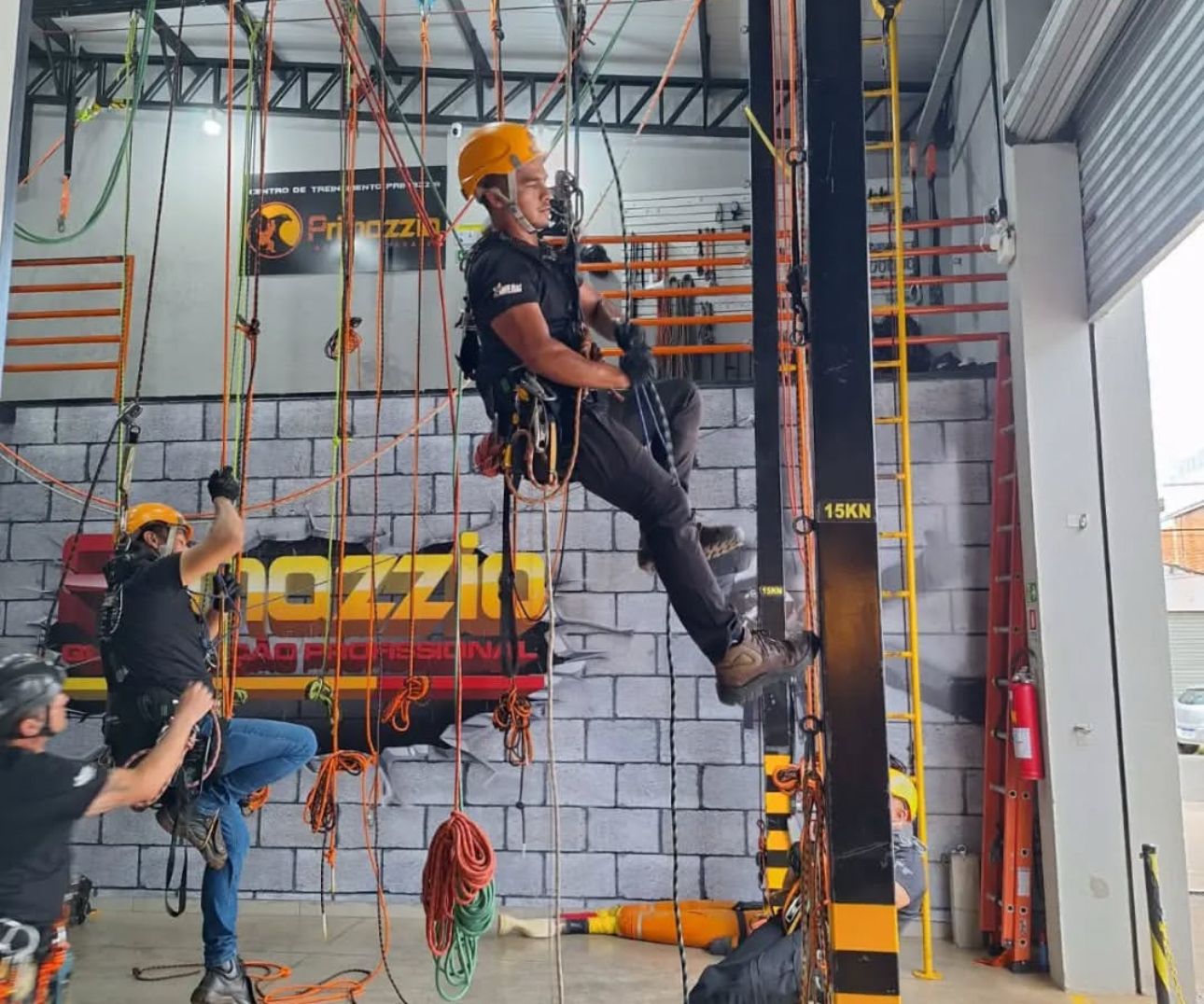 Construção civil lidera acidentes com choques elétricos no Brasil 35 Treinamento de trabalho em altura, do Senai.