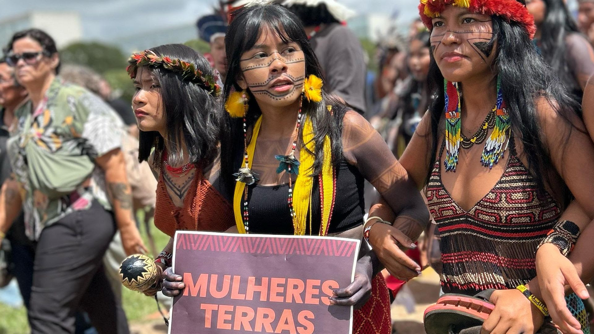 Atriz de Vale Tudo, Ywyzar Tentehar acampa em Brasília em maior manifesto indígena do país 35