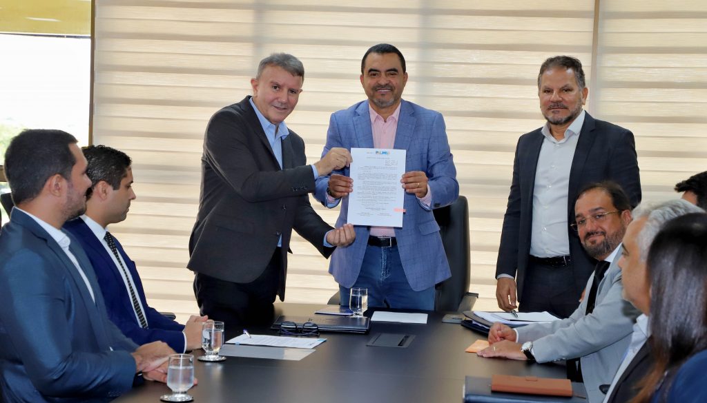 Governador Wanderlei Barbosa e o prefeito Eduardo Siqueira Campos durante reunião no Palácio Araguaia - Foto: Antônio Gonçalves/Governo do Tocantins