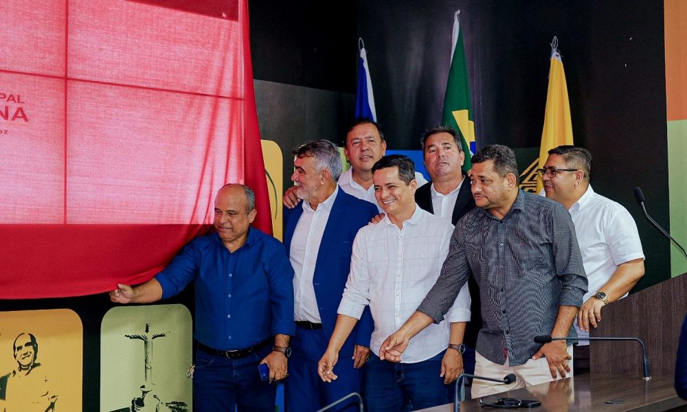 Entrega foi realizada pelo presidente Amélio Cayres ao presidente da Câmara, Max Fleury, e vereadores na manhã desta quinta-feira, 29