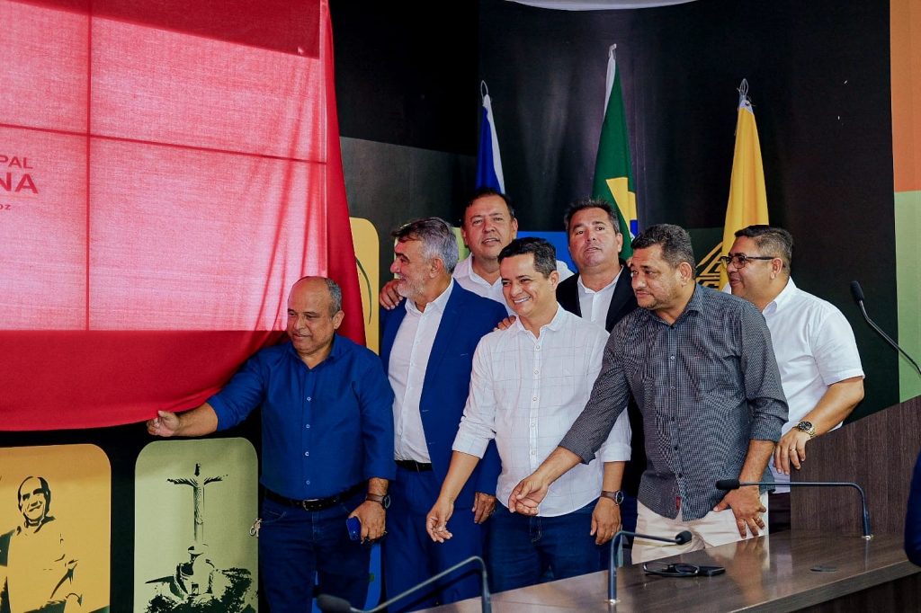 Entrega foi realizada pelo presidente Amélio Cayres ao presidente da Câmara, Max Fleury, e vereadores na manhã desta quinta-feira, 29