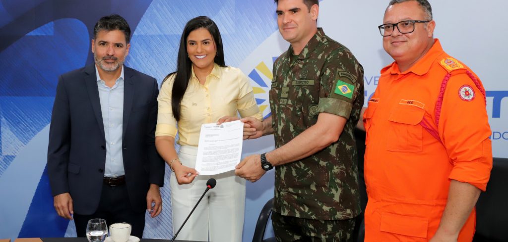 Primeira-dama Karynne Sotero recebeu o ofício de solicitação de apoio nas ações de combate aos incêndios florestais no estado em 2025 para ser encaminhado ao governador Wanderlei Barbosa - Foto: Washington Luiz/Governo do Tocantins