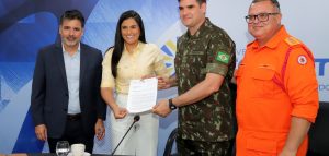 Primeira-dama Karynne Sotero recebeu o ofício de solicitação de apoio nas ações de combate aos incêndios florestais no estado em 2025 para ser encaminhado ao governador Wanderlei Barbosa - Foto: Washington Luiz/Governo do Tocantins